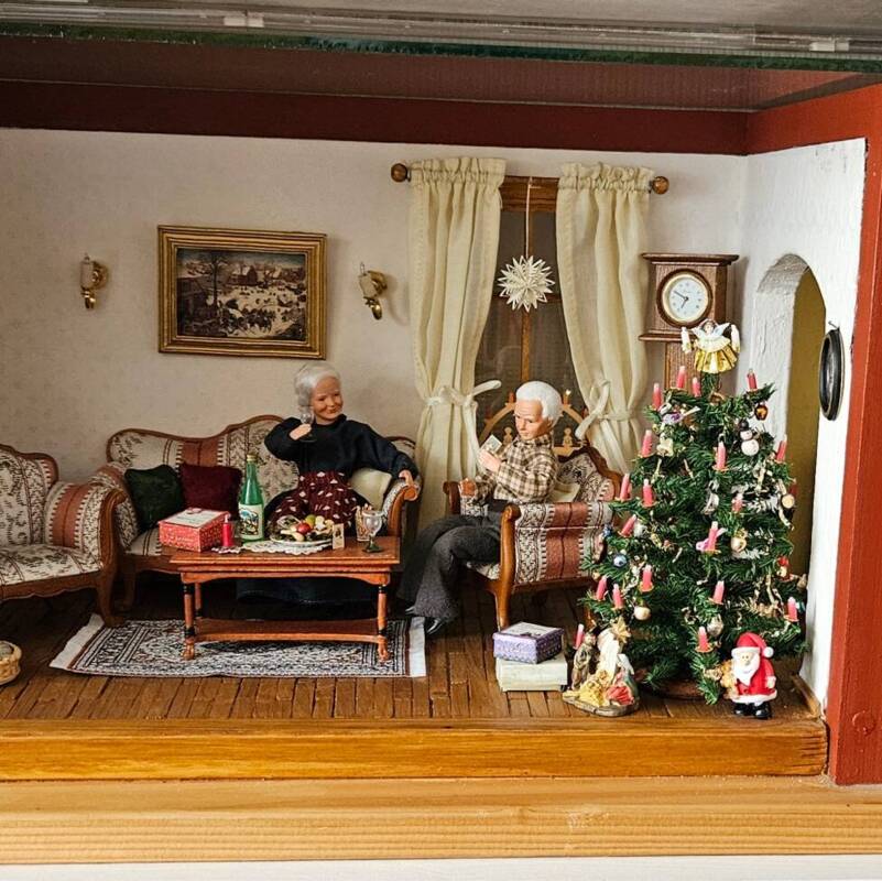 Blick in eine weihnachtlich angehauchte Puppenstube aus der Sammlung von Margit Mahr 