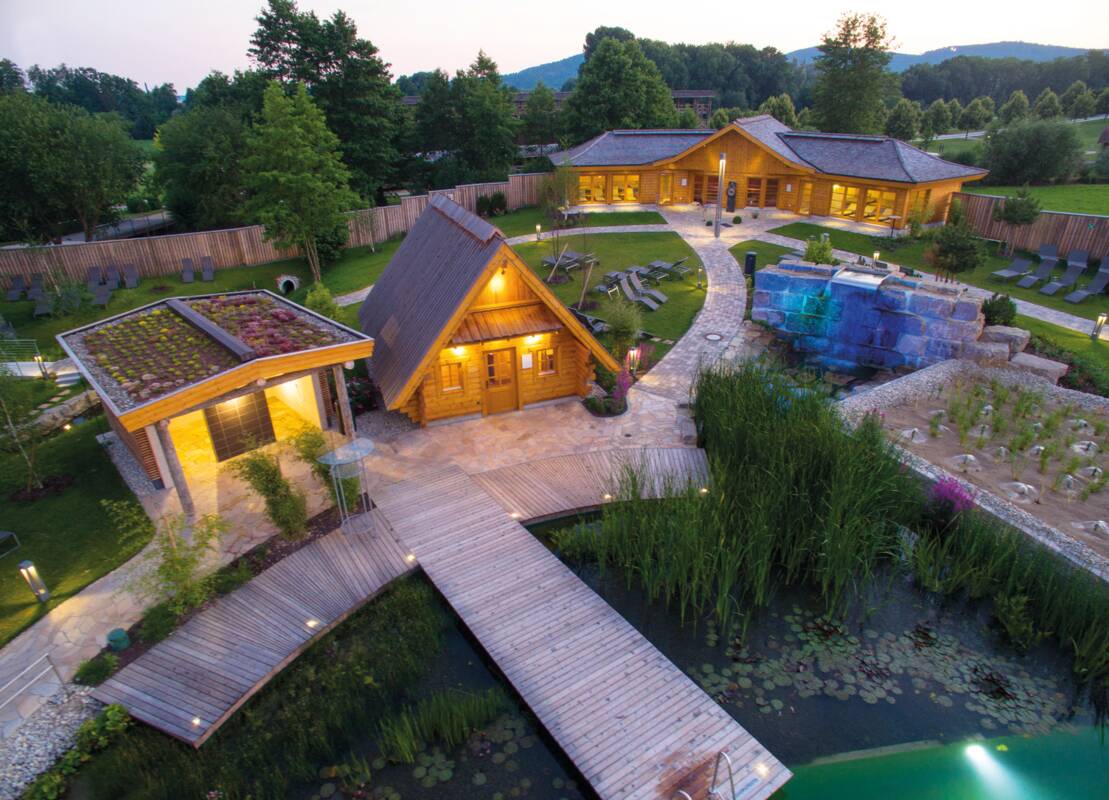 Außenbereich SaunaLand mit Banja-Sauna und Haus der Stille