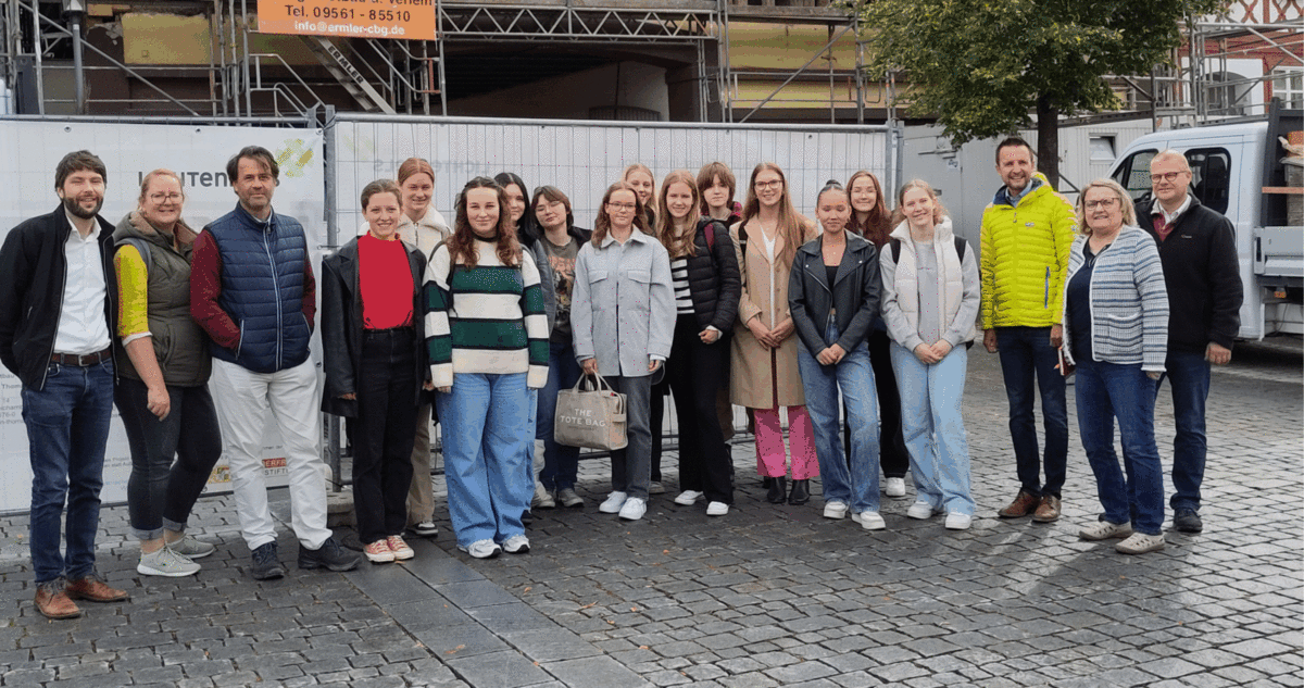 Baustellenbegehung mit den Teilnehmerinnen des P-Seminars "Lernen und Chillen" vom Meranier-Gymnasium Lichtenfels